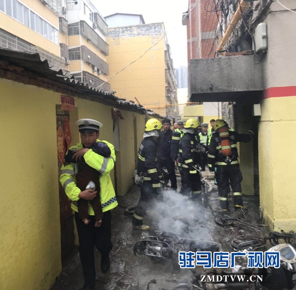 居民樓突發(fā)火災 巡邏輔警臨危不懼火場救援