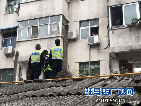 居民樓突發(fā)火災 巡邏輔警臨危不懼火場救援