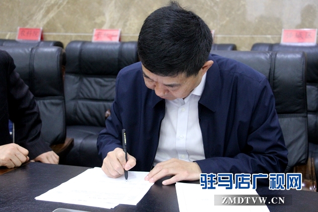 劉曉文接聽市長熱線 現(xiàn)場解決三農(nóng)問題