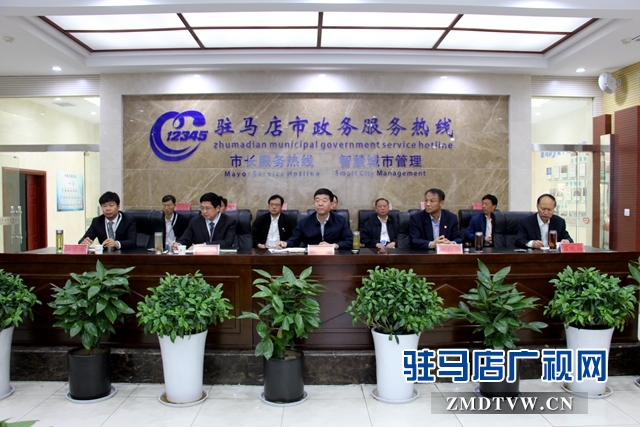 劉曉文接聽市長熱線 現(xiàn)場解決三農(nóng)問題