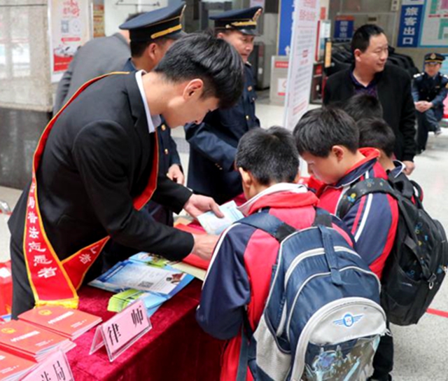 駐馬店市憲法宣傳走進(jìn)公共交通場(chǎng)所