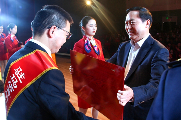 駐馬店舉辦紀(jì)念五四運(yùn)動(dòng)100周年活動(dòng)暨青年五四獎(jiǎng)?wù)骂C獎(jiǎng)儀式