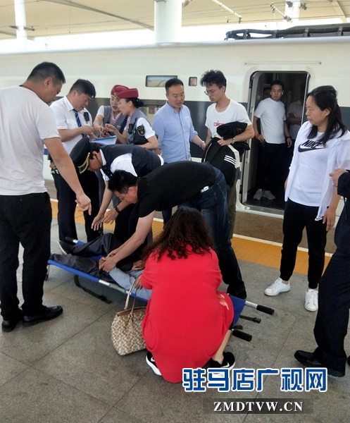 高鐵列車(chē)上老人突發(fā)疾病 緊急?？狂v馬店西站救助病人