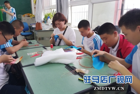 駐馬店市實驗中學(xué)師生“體驗式”過端午 感受傳統(tǒng)節(jié)日魅力
