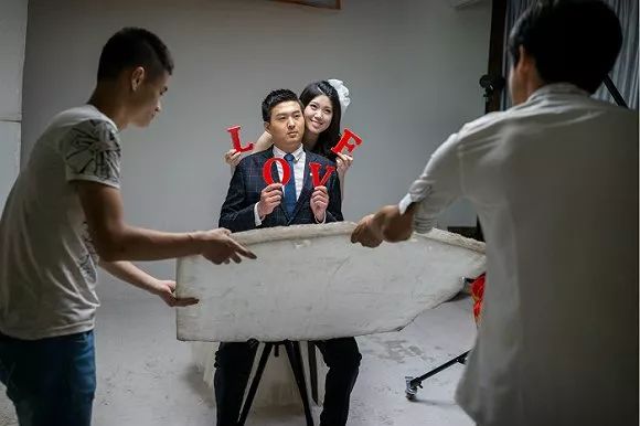 內(nèi)斂、奢靡與偽裝：中國(guó)人如何在鏡頭前表達(dá)愛(ài)情？ 