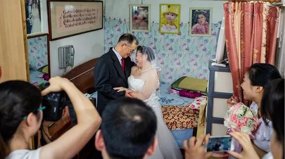 內(nèi)斂、奢靡與偽裝：中國(guó)人如何在鏡頭前表達(dá)愛(ài)情？ 