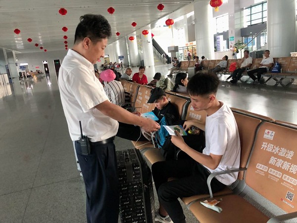 底線不能碰 毒品永不沾:駐馬店火車站禁毒宣傳 上千名旅客簽名示“拒毒”