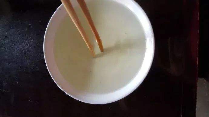 屋子里放一杯糖水真能驅(qū)蚊，科學(xué)家發(fā)現(xiàn)不讓蚊子咬你的秘密 