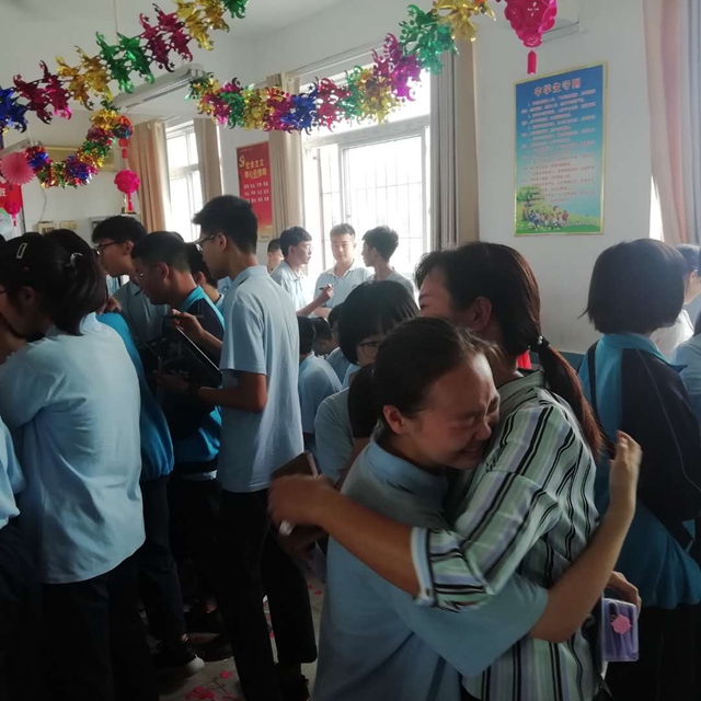 溫暖畢業(yè)季  學生和家長集體謝師恩