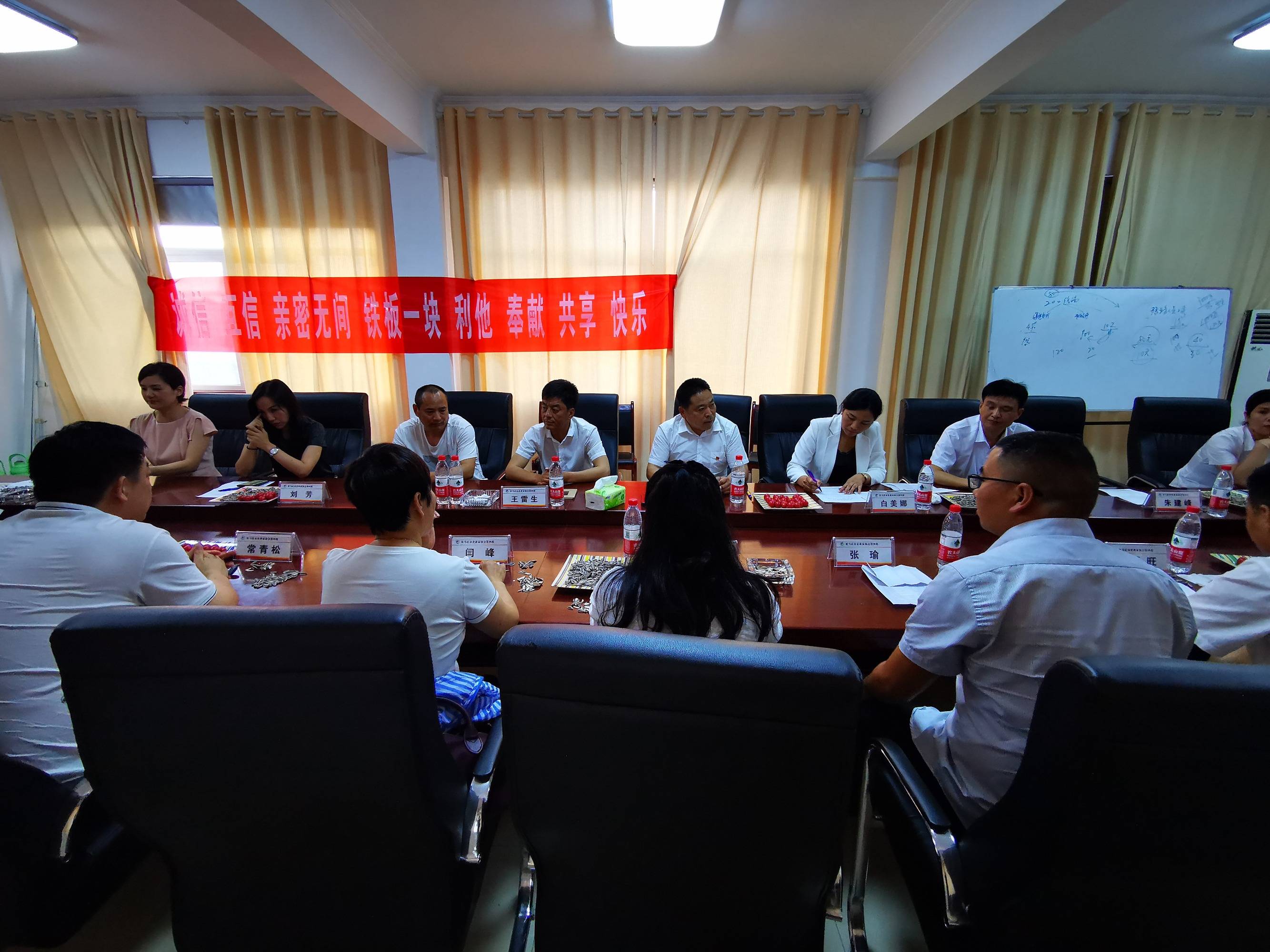駐馬店市企業(yè)家協(xié)會二屆第四組走進(jìn)遂平嵖岈山鎮(zhèn)蛋白桑葉基地精準(zhǔn)產(chǎn)業(yè)扶貧暨慰問老黨員活動圓滿舉行