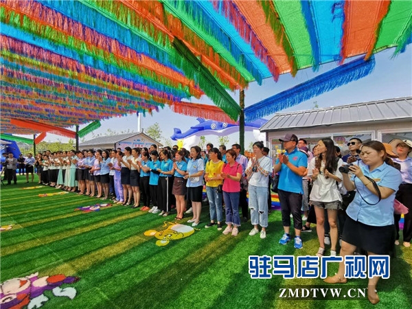 平輿縣藍(lán)天芝麻小鎮(zhèn)天天水上樂園華美綻放，千畝荷塘荷花也妖艷開放