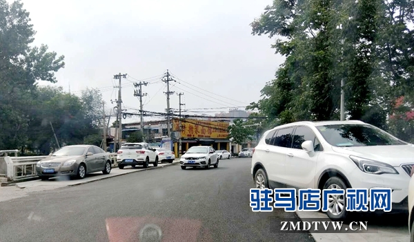 駿馬路與友誼路口車(chē)輛隨意停放影響市民出行