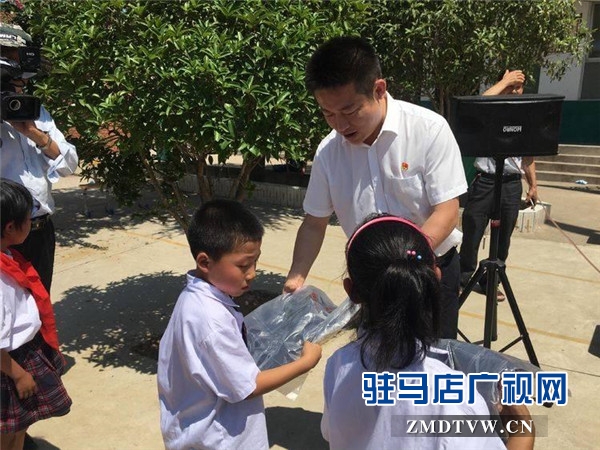 駐馬店市企業(yè)家協(xié)會(huì)第14組走進(jìn)板橋鎮(zhèn)劉溝村愛心捐贈(zèng)12萬(wàn)元愛心物資