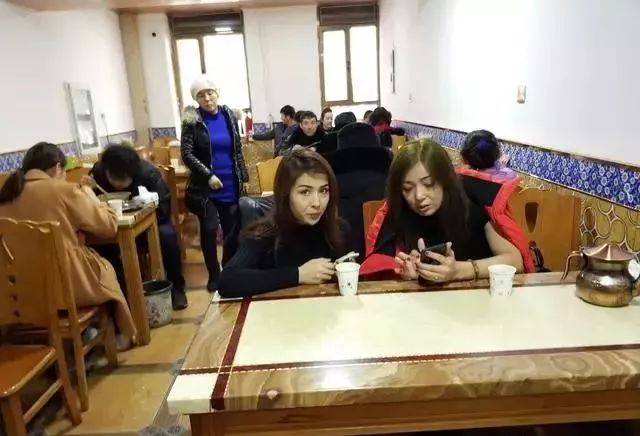 深夜食堂：攢勁弟弟帶你吃！烏魯木齊十大經(jīng)典拌面館，咱新疆人就好這口... 