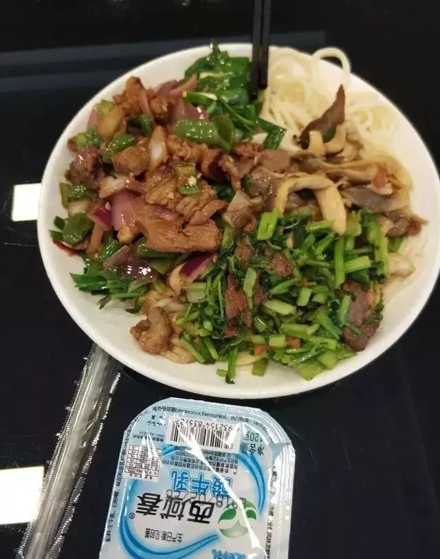 深夜食堂：攢勁弟弟帶你吃！烏魯木齊十大經(jīng)典拌面館，咱新疆人就好這口... 