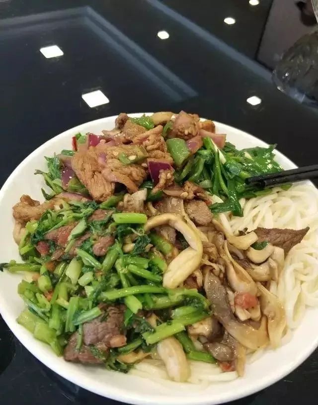 深夜食堂：攢勁弟弟帶你吃！烏魯木齊十大經(jīng)典拌面館，咱新疆人就好這口... 