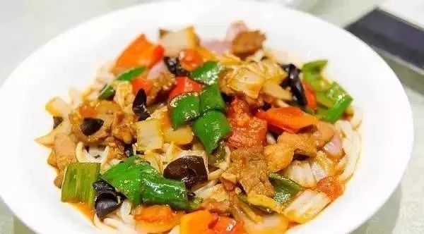 深夜食堂：攢勁弟弟帶你吃！烏魯木齊十大經(jīng)典拌面館，咱新疆人就好這口... 