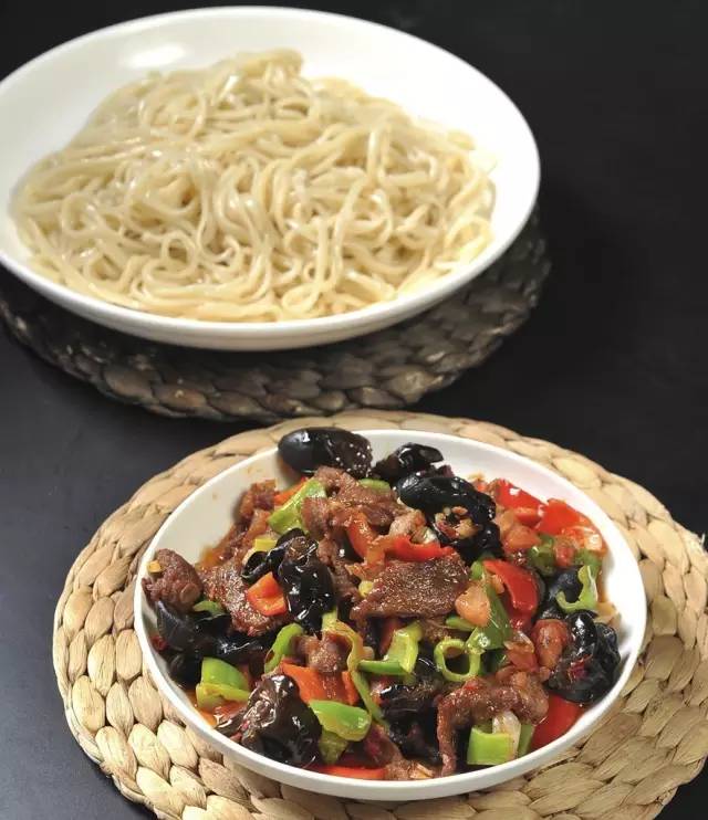深夜食堂：攢勁弟弟帶你吃！烏魯木齊十大經(jīng)典拌面館，咱新疆人就好這口... 