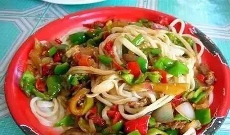 深夜食堂：攢勁弟弟帶你吃！烏魯木齊十大經(jīng)典拌面館，咱新疆人就好這口... 
