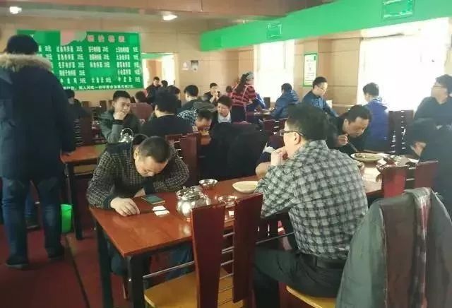 深夜食堂：攢勁弟弟帶你吃！烏魯木齊十大經(jīng)典拌面館，咱新疆人就好這口... 