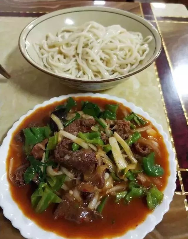 深夜食堂：攢勁弟弟帶你吃！烏魯木齊十大經(jīng)典拌面館，咱新疆人就好這口... 