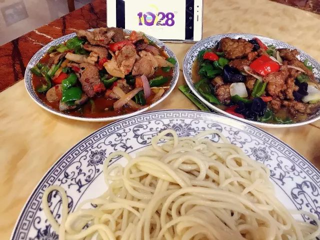 深夜食堂：攢勁弟弟帶你吃！烏魯木齊十大經(jīng)典拌面館，咱新疆人就好這口... 