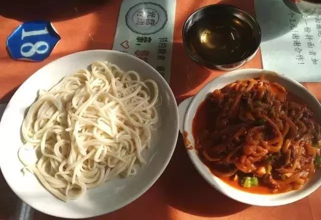 深夜食堂：攢勁弟弟帶你吃！烏魯木齊十大經(jīng)典拌面館，咱新疆人就好這口... 