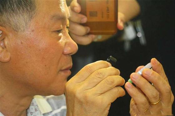 小伙鑒寶估價20萬，觀眾當場就想買，專家：你少說了幾個零 