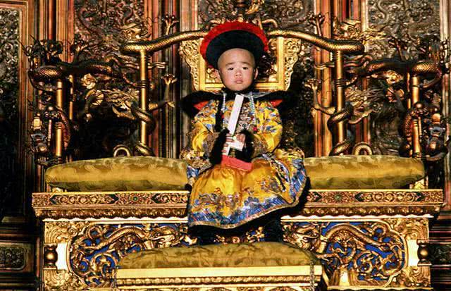 溥儀重游故宮，一只蟈蟈在龍椅下藏了五十年，為什么沒(méi)餓死 