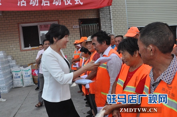正陽縣委書記劉艷麗慰問一線勞動(dòng)者