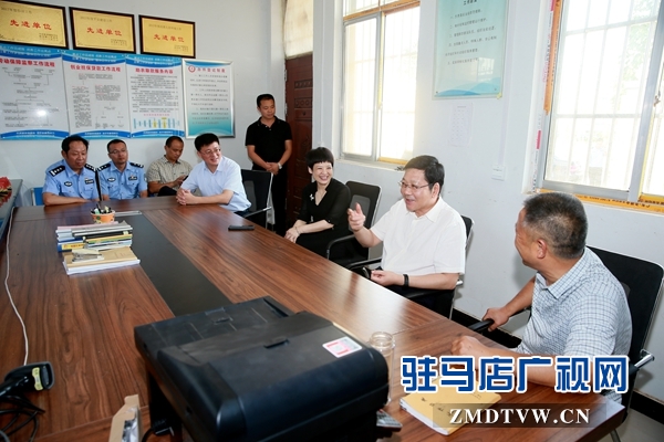 副市長(zhǎng)郭淵（右2），泌陽(yáng)縣縣長(zhǎng)魏華偉（左4）與駐馬店市公安局駐泌陽(yáng)縣賒灣鎮(zhèn)馬樓村扶貧隊(duì)員親切交談.JPG