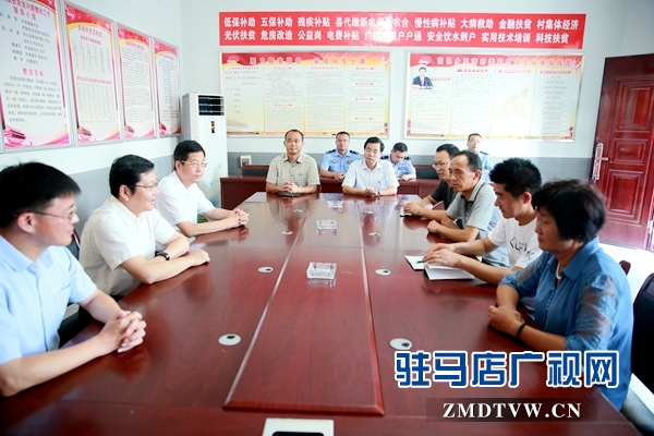 副市長(zhǎng)郭淵（左2）、泌陽(yáng)縣委書(shū)記張樹(shù)營(yíng)（左3）、泌陽(yáng)縣縣長(zhǎng)魏華偉（左1）與駐馬店市公安局駐泌陽(yáng)縣高邑鎮(zhèn)王灣村扶貧隊(duì)員親切