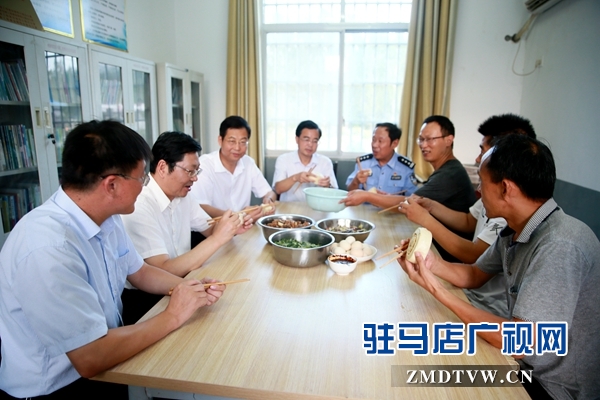 副市長(zhǎng)郭淵（左2）、泌陽(yáng)縣委書(shū)記張樹(shù)營(yíng)（左3）、泌陽(yáng)縣縣長(zhǎng)魏華偉（左1）與市公安局駐村扶貧隊(duì)員共進(jìn)晚餐.JPG