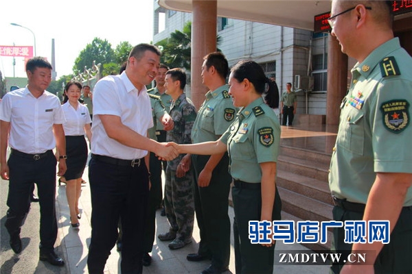 駐馬店市企業(yè)擁軍優(yōu)屬協(xié)會會長、青商會會長、鵬宇集團創(chuàng)始人總裁朱新紅率隊開展八一建軍節(jié)慰問活動