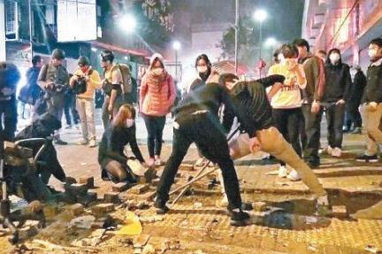 “香港，不是你們?yōu)樗麨榈牡胤剑　?那些年，我們追過的“阿sir” 