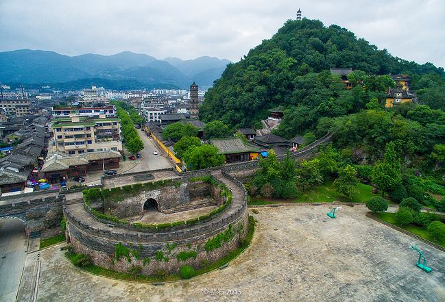 臺(tái)風(fēng)侵襲臨海古城：當(dāng)古建筑遭遇洪水猛獸，我們?cè)撊绾螒?yīng)對(duì)？ 