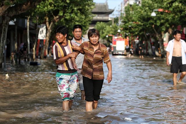 臺(tái)風(fēng)侵襲臨海古城：當(dāng)古建筑遭遇洪水猛獸，我們?cè)撊绾螒?yīng)對(duì)？ 