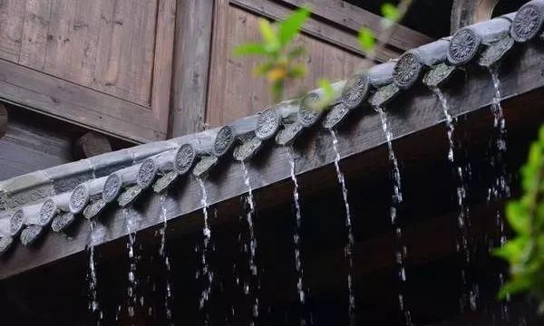 臺(tái)風(fēng)侵襲臨海古城：當(dāng)古建筑遭遇洪水猛獸，我們?cè)撊绾螒?yīng)對(duì)？ 