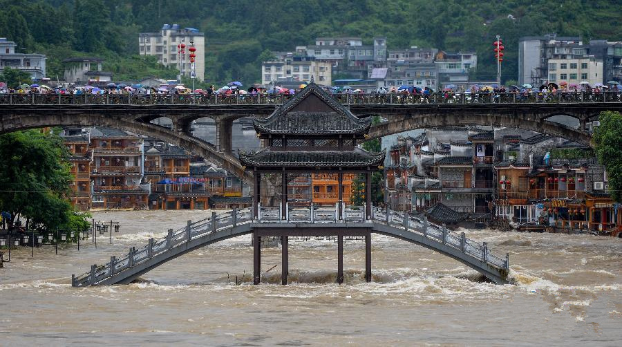 臺(tái)風(fēng)侵襲臨海古城：當(dāng)古建筑遭遇洪水猛獸，我們?cè)撊绾螒?yīng)對(duì)？ 