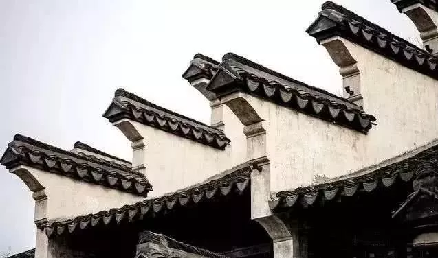 臺(tái)風(fēng)侵襲臨海古城：當(dāng)古建筑遭遇洪水猛獸，我們?cè)撊绾螒?yīng)對(duì)？ 