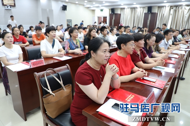 駐馬店市舉行2019年扶困助學(xué)金發(fā)放儀式暨愛心企業(yè)表彰會