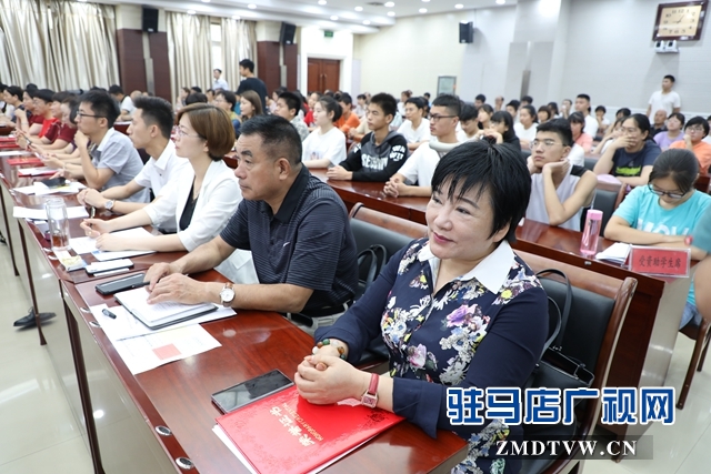 駐馬店市舉行2019年扶困助學(xué)金發(fā)放儀式暨愛心企業(yè)表彰會