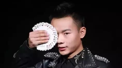 張柏林?jǐn)y魔幻天團(tuán)空降天中，一起燃炸金秋！