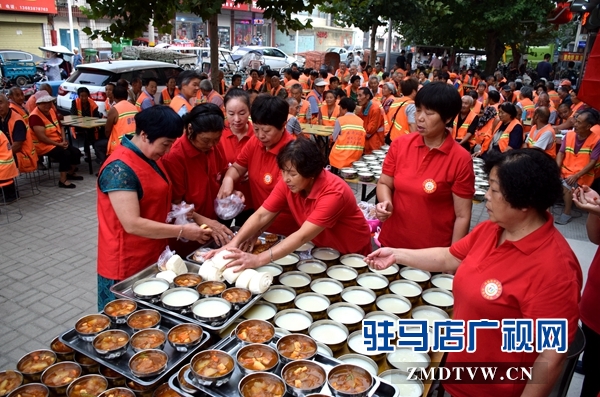 西平愛(ài)心人士為環(huán)衛(wèi)工人和孤寡老人發(fā)放月餅