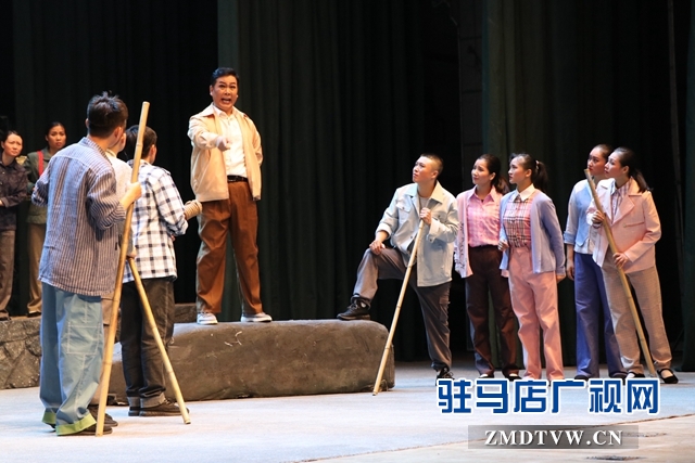 “不忘初心、牢記使命”主題教育大型現(xiàn)代戲《重渡溝》在駐馬店市巡演