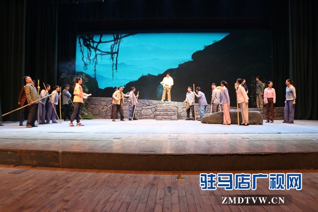 “不忘初心、牢記使命”主題教育大型現(xiàn)代戲《重渡溝》在駐馬店市巡演