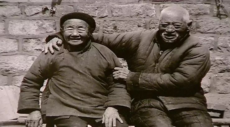 當(dāng)你發(fā)朋友圈的時候，他已經(jīng)給父母拍紀(jì)錄片了