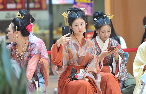 漢服熱衍生大產(chǎn)業(yè)：規(guī)模突破10億元，消費(fèi)人群超200萬(wàn)