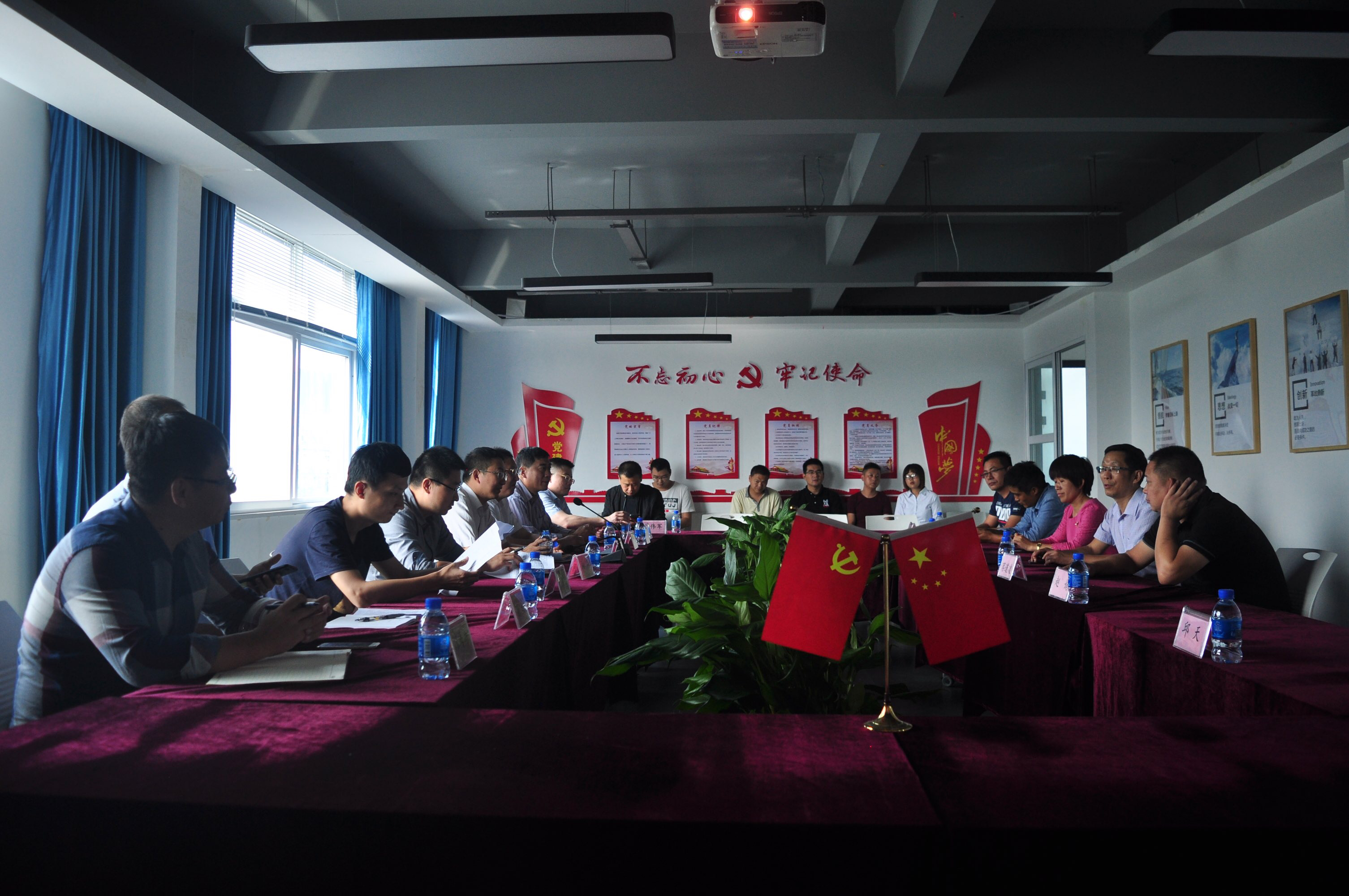 中國華電集團有限公司領(lǐng)導(dǎo)專家、河南省有色金屬地質(zhì)礦產(chǎn)局領(lǐng)導(dǎo)蒞臨云創(chuàng)谷科技產(chǎn)業(yè)園調(diào)研