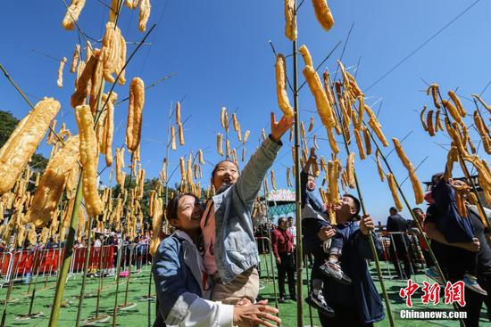 竹竿上“長”油條，洛陽民眾“摘”油條慶豐收